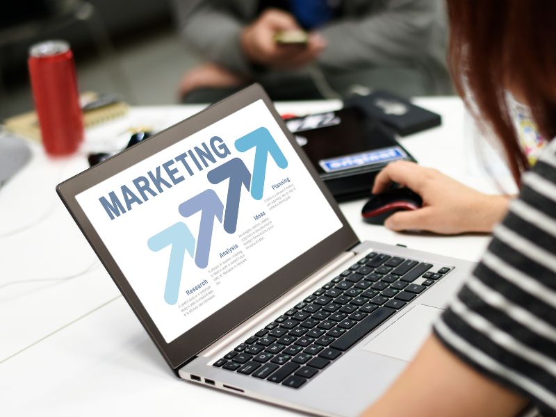 Nên chú trọng marketing hay sale